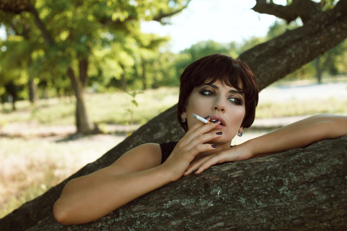 美女抽烟帅气图片