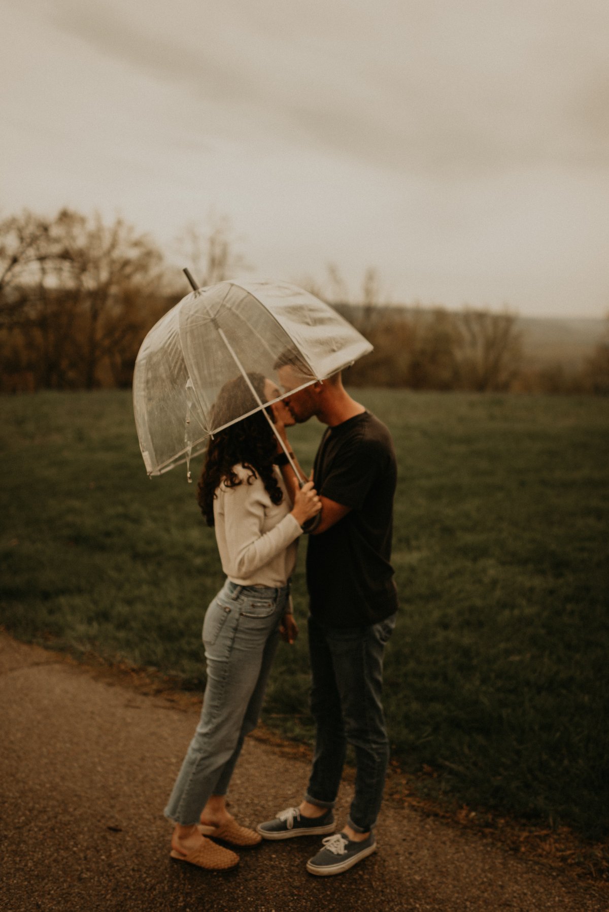 情侣雨中一把伞图片图片