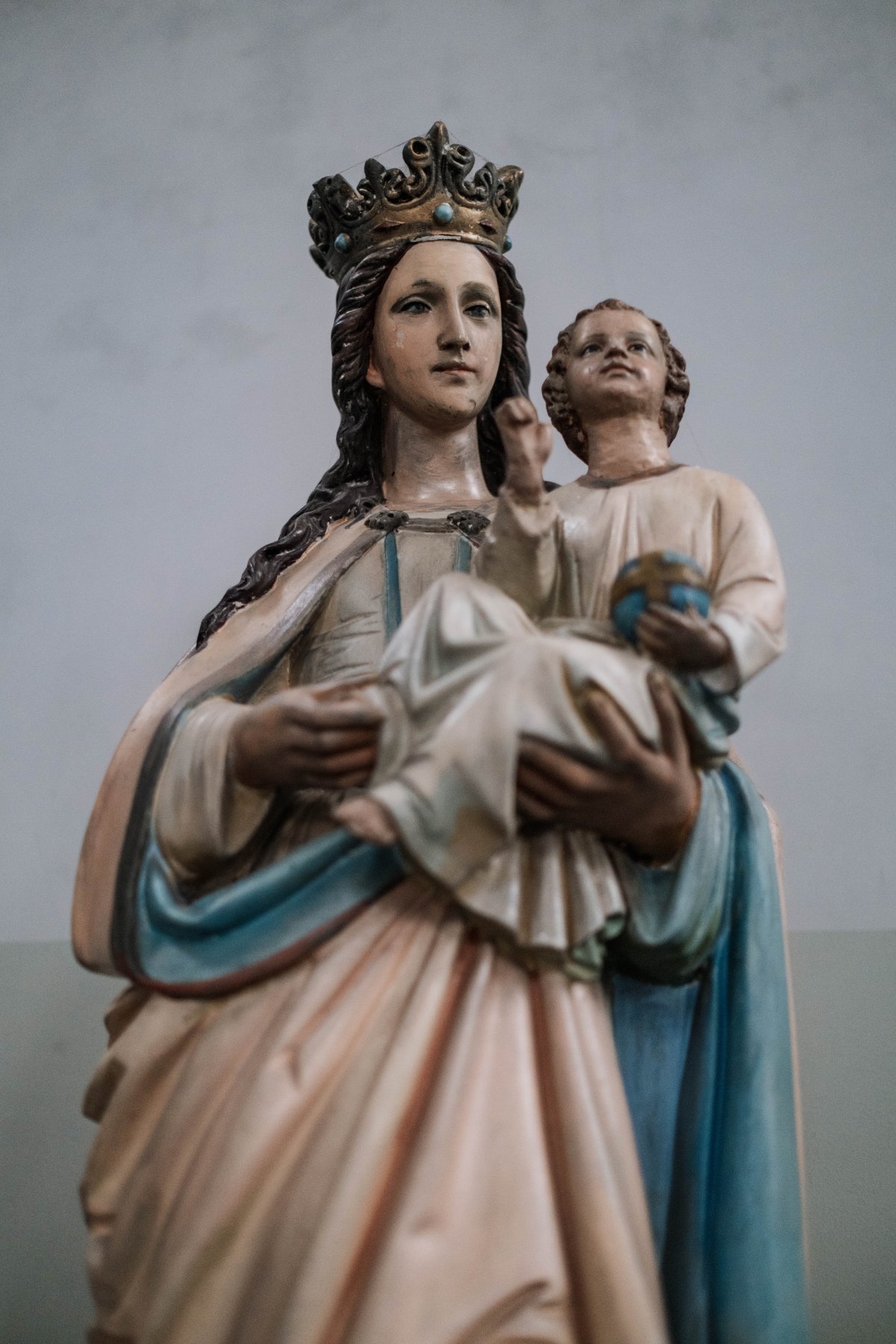 圣母抱子雕塑图片
