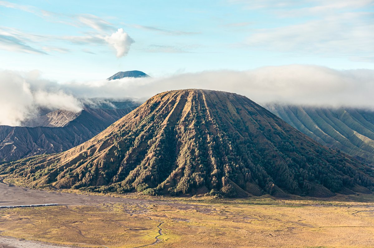 火山口地质地貌图片
