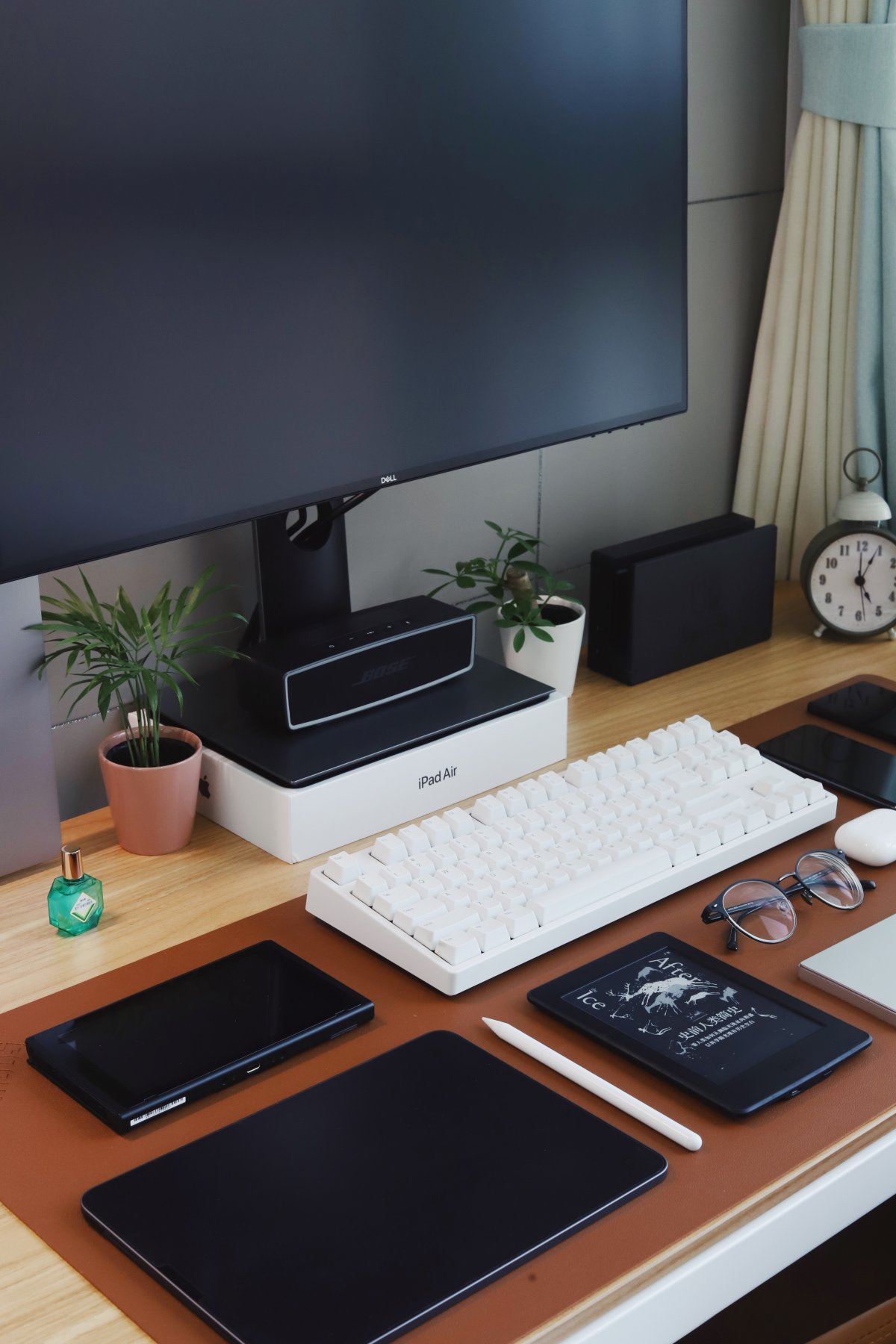 电脑桌电脑键盘办公用品图片