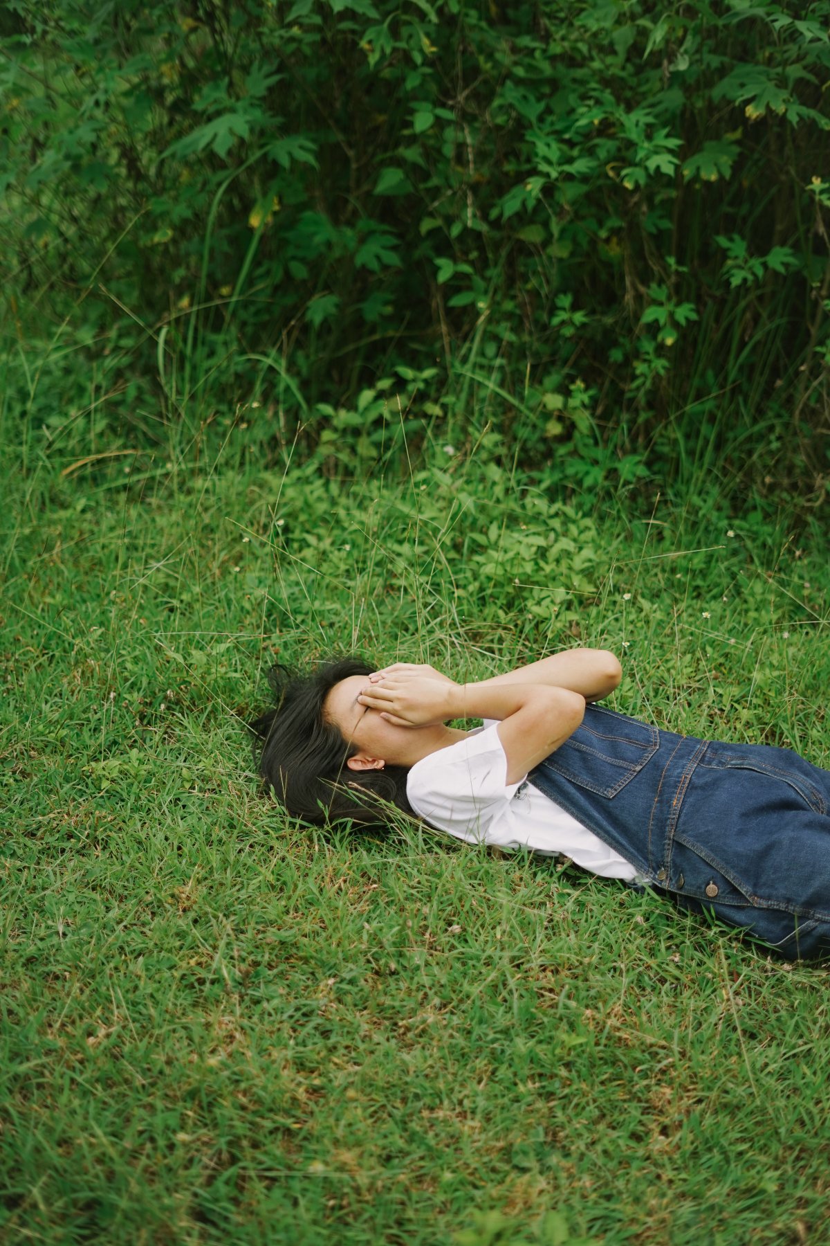 躺在草地上的女孩图片图片