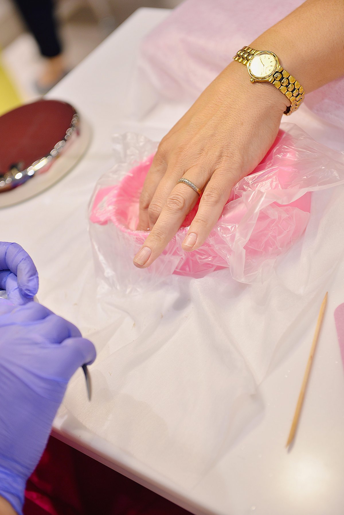 正在做美甲的人图片