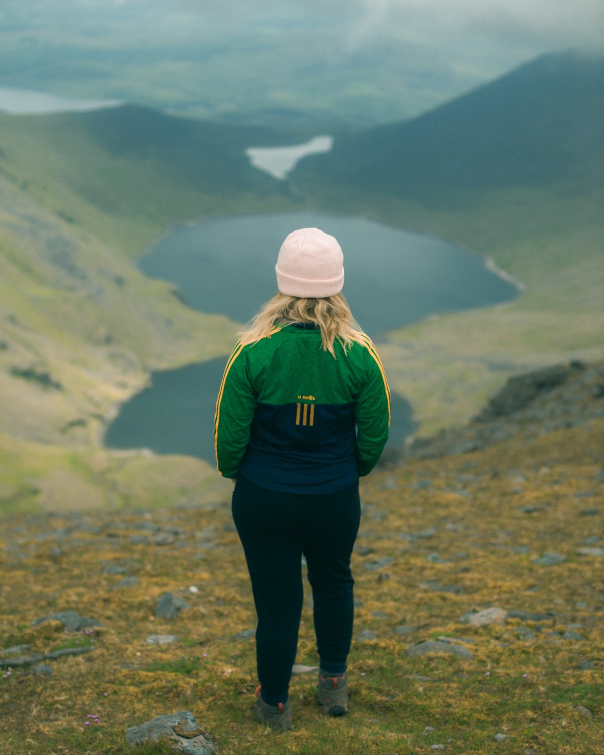 女人站在山顶孤独图片图片