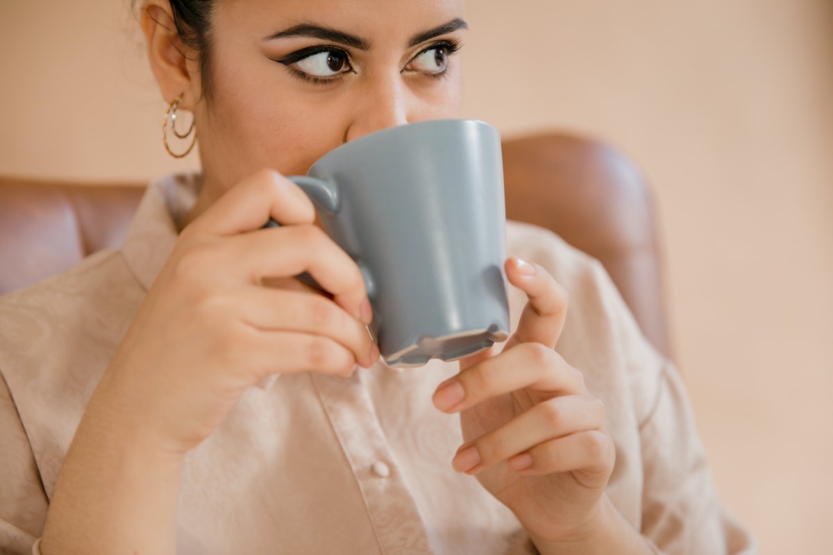 拿水杯喝水的美女图片