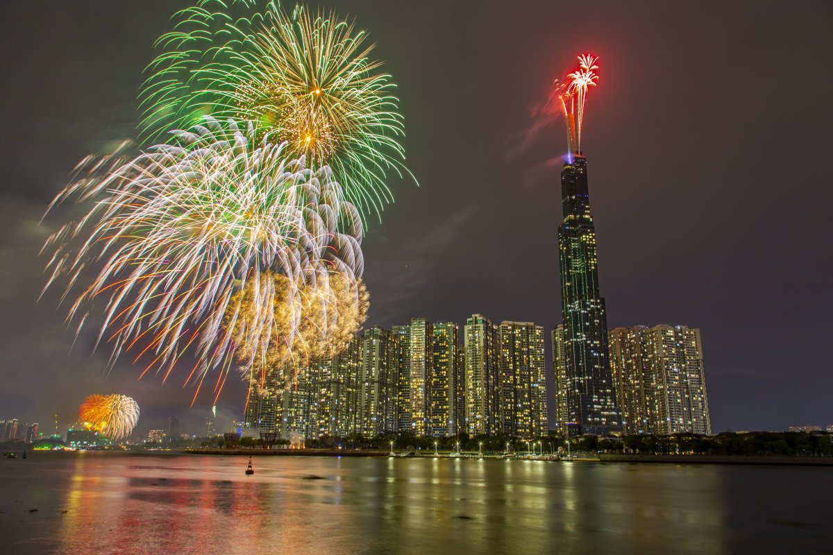 濱海城市夜晚璀璨煙花圖片