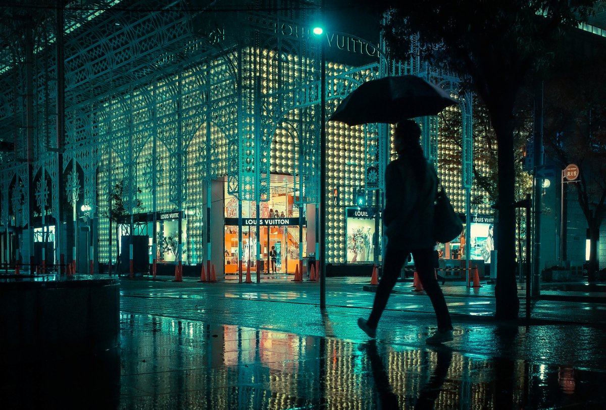 一个人下雨的夜晚图片图片