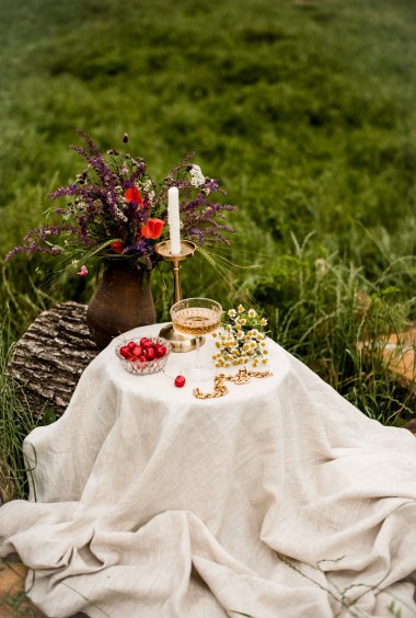 草地桌子美食插花图片