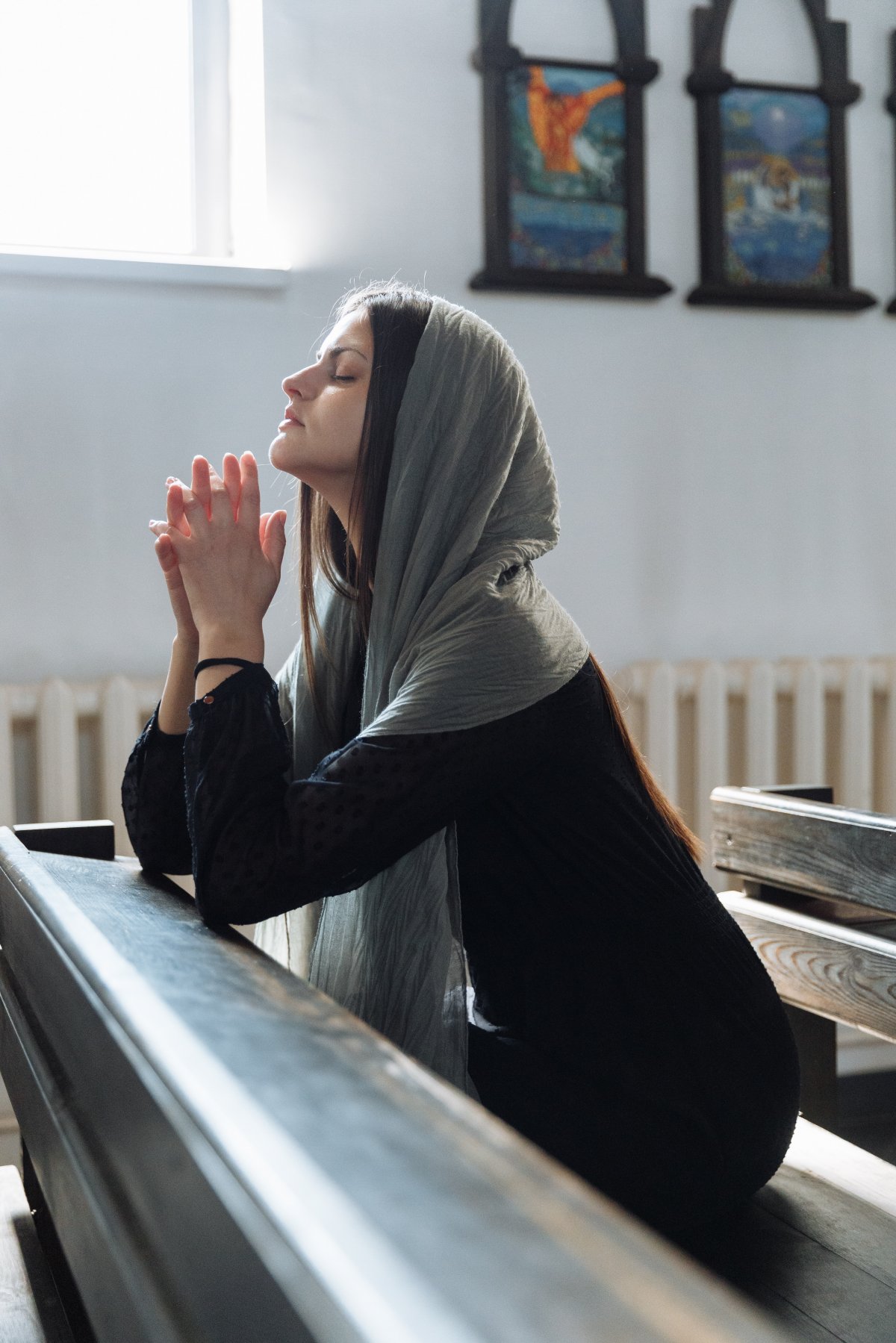 基督教女孩祷告图片图片