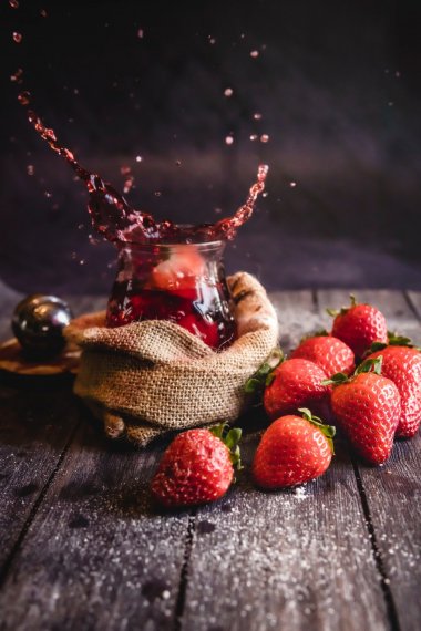 草莓和草莓汁摄影图片