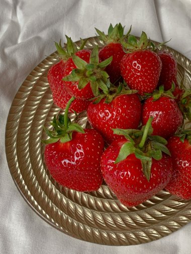 盘子上的鲜红草莓图片