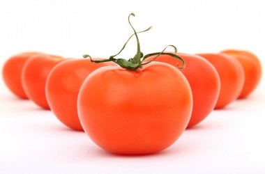 心形摆放番茄蔬菜图片