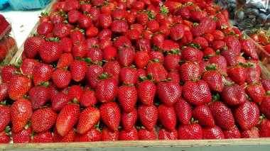 草莓摆摊售卖图片