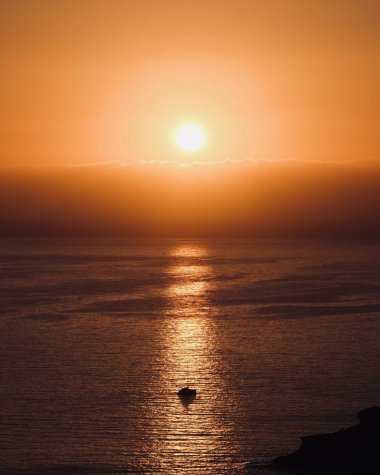 黄昏海上渔船唯美意境图片