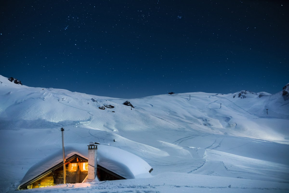 唯美夜空雪地雪屋图片 高清图片