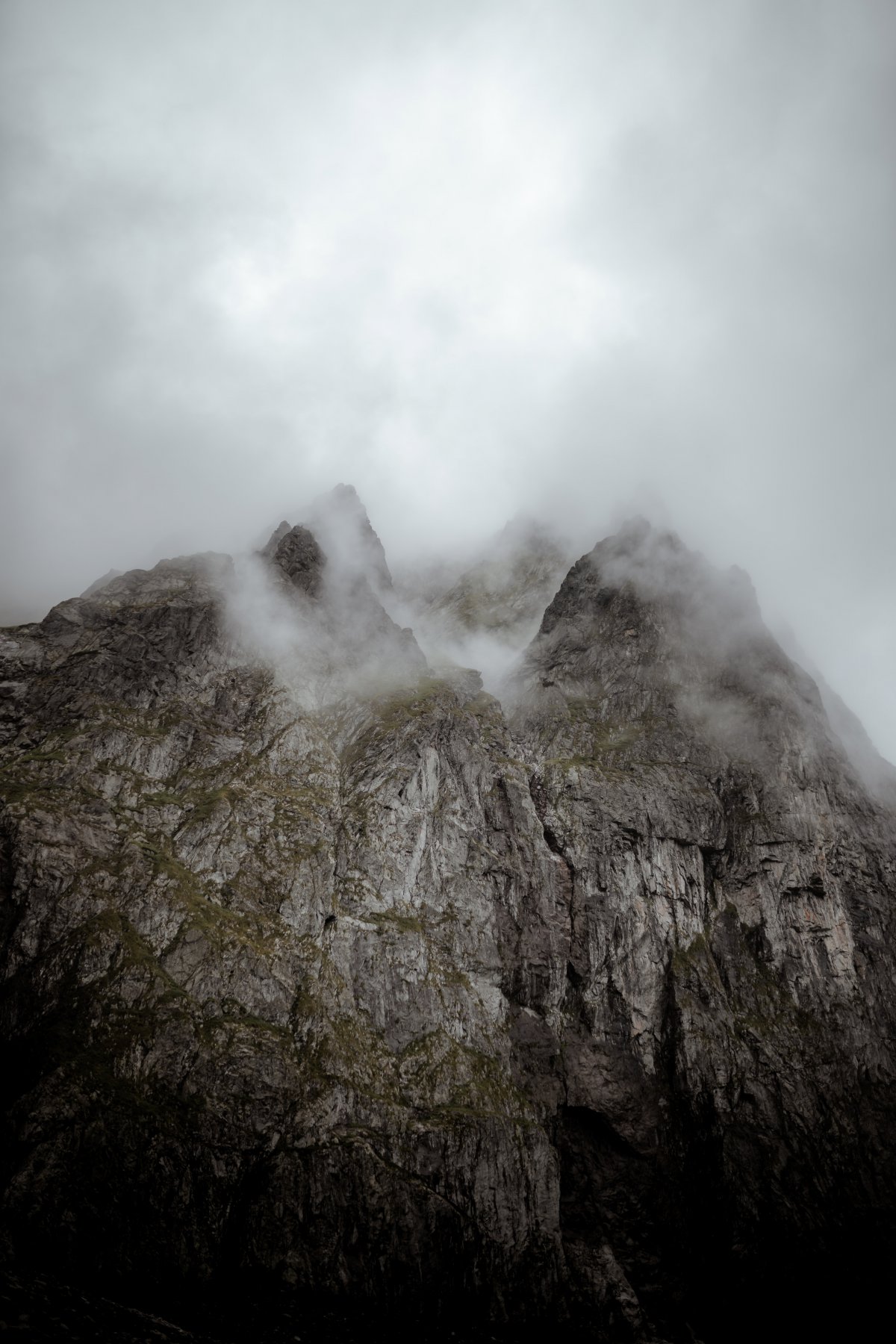 高山懸崖峭壁霧氣圖片