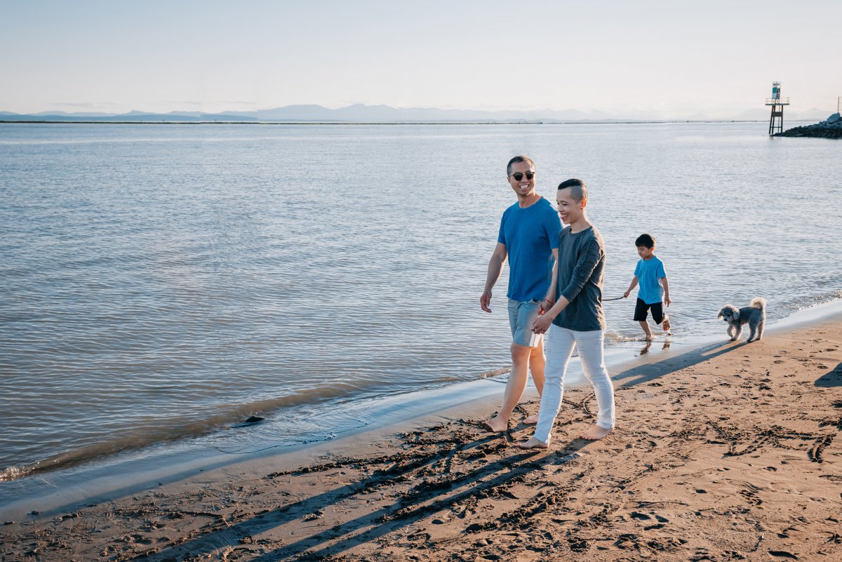 一家人在沙滩上散步图片