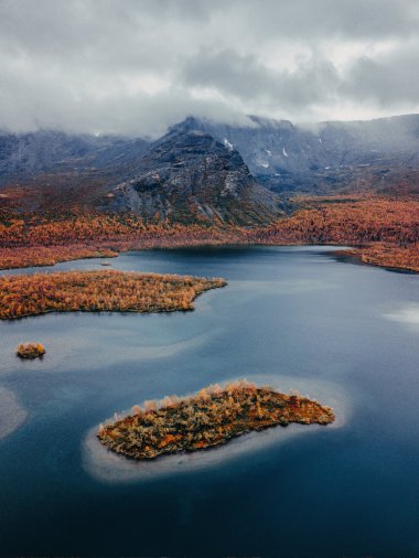 秋季山脉湖泊风景图片