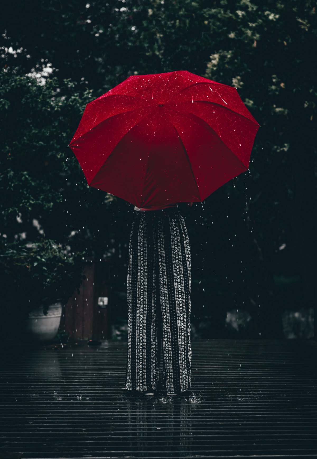 雨中撑伞唯美图片图片