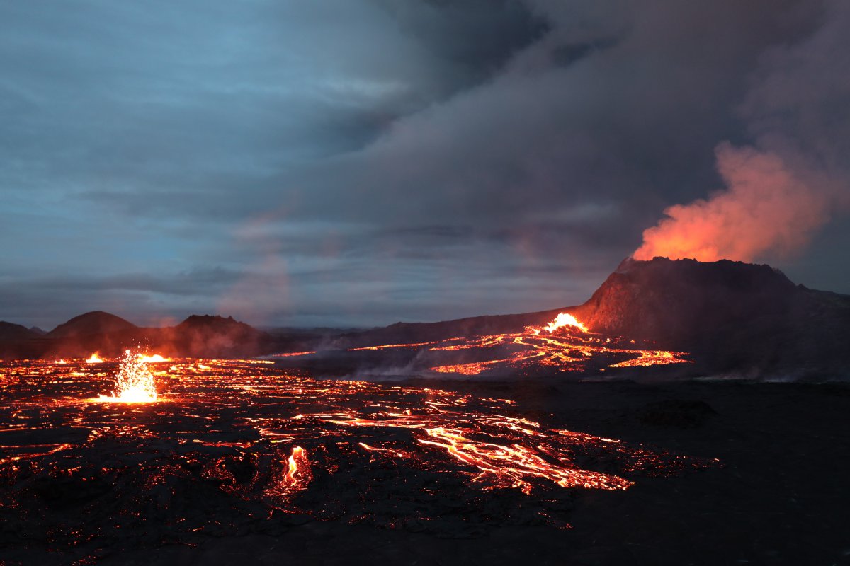 火山岩浆矿床图片