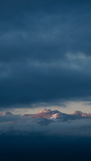 阴天雪山风景图片