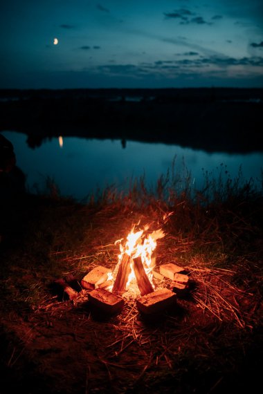 夜晚湖泊火堆图片