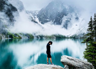 唯美雪山湖泊旅拍图片