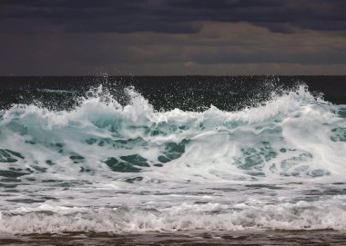 海洋翻腾巨浪图片