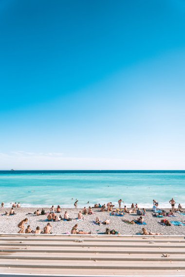 蓝色大海沙滩阳光浴图片