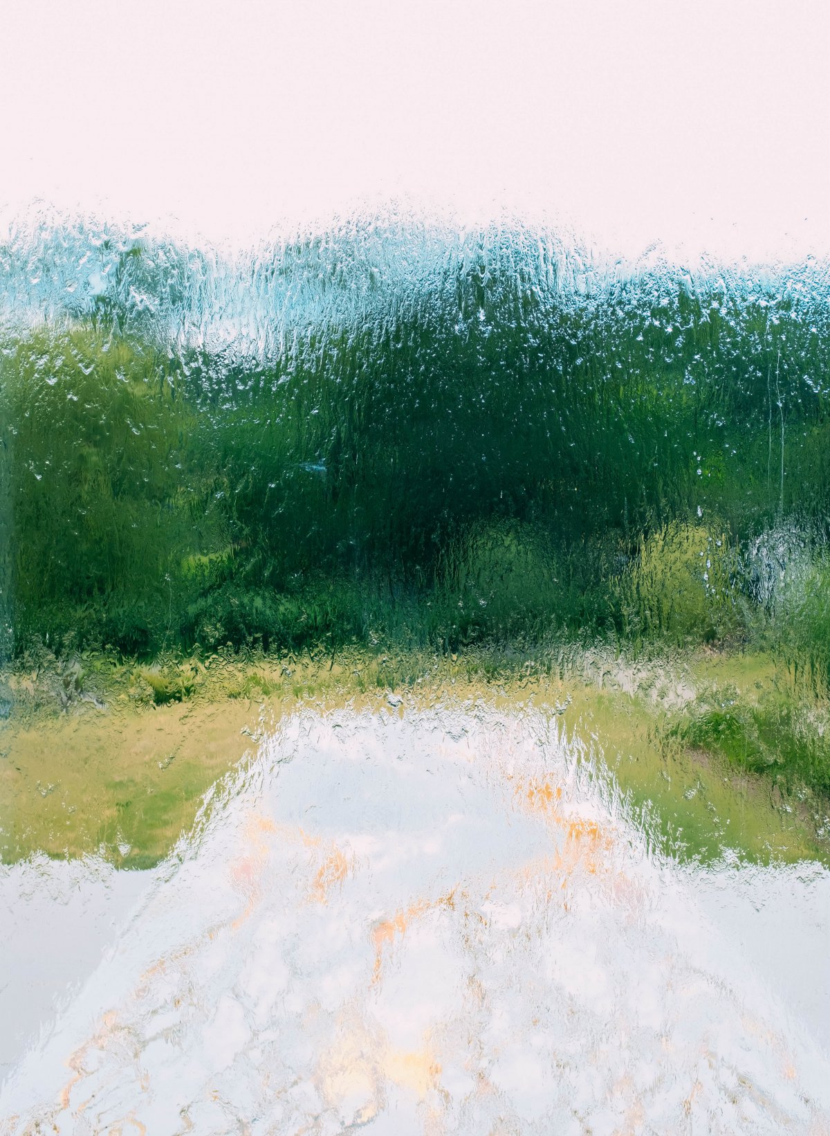 落在玻璃上的雨滴图片