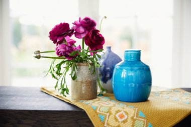 蓝色陶瓷器和插花图片