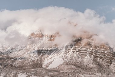 雾气缭绕雪域高山图片