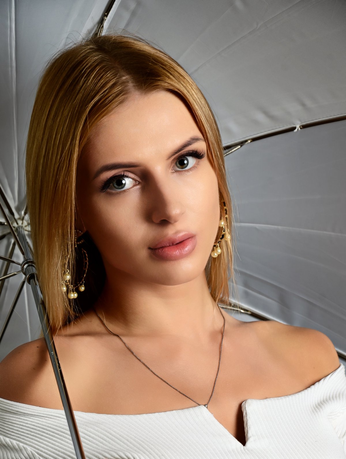 欧美美女撑伞写真照