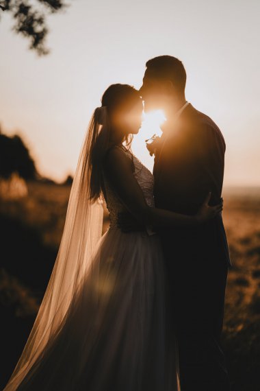 情侣逆光婚纱照图片