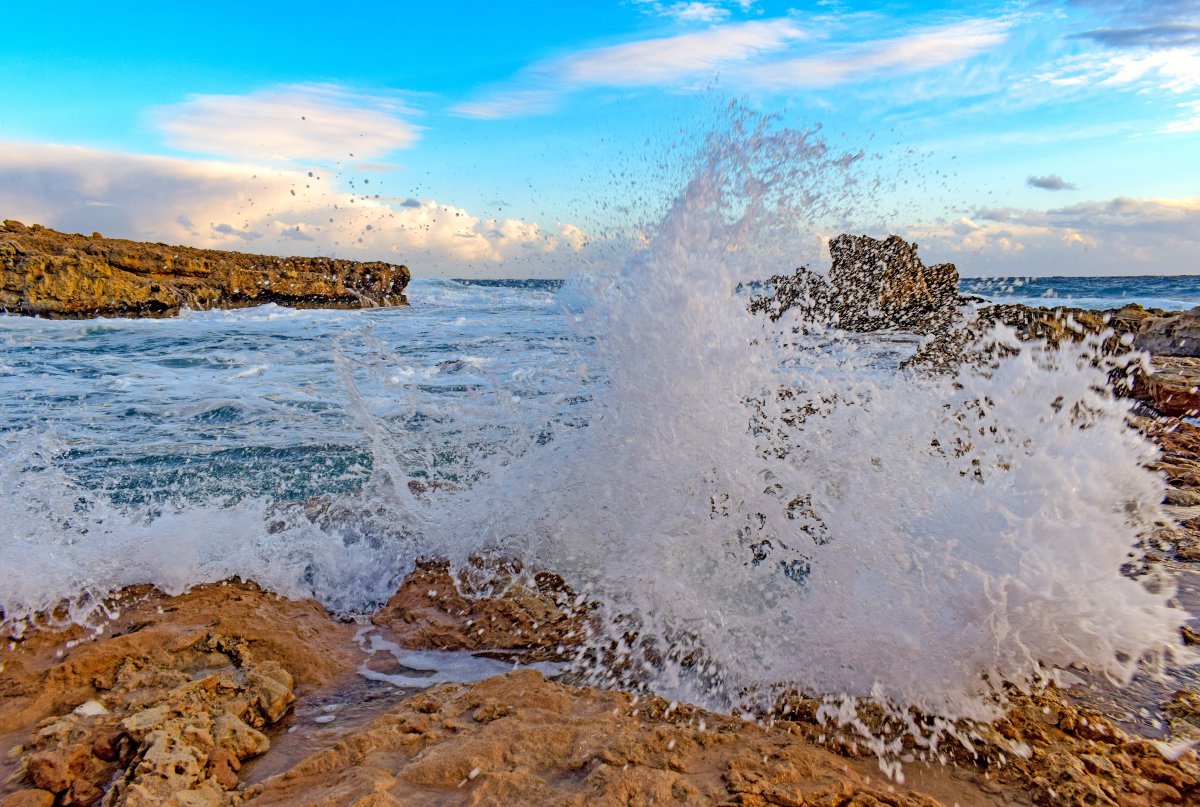 海浪翻滾拍打圖片圖片