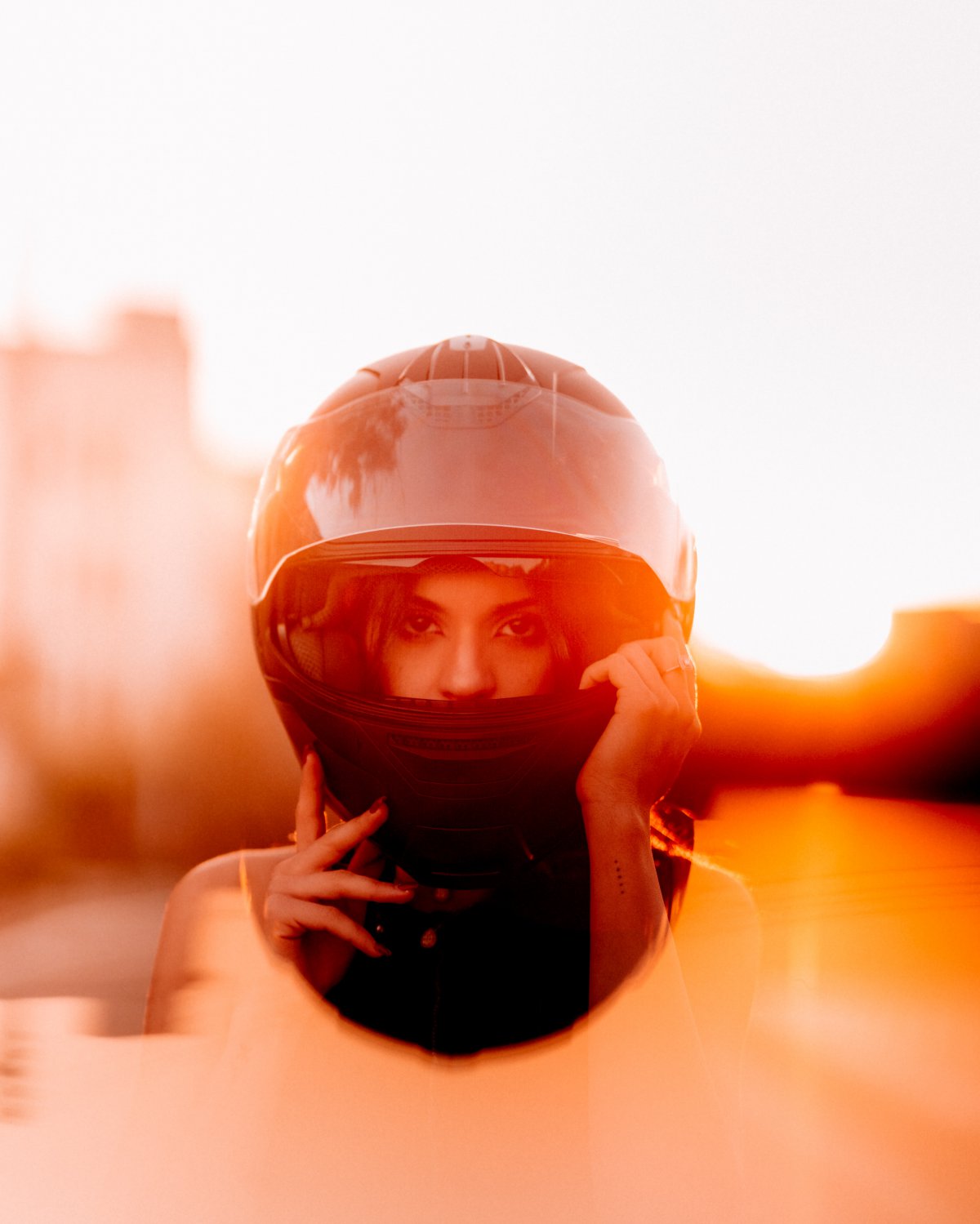 戴安全帽的美女图片