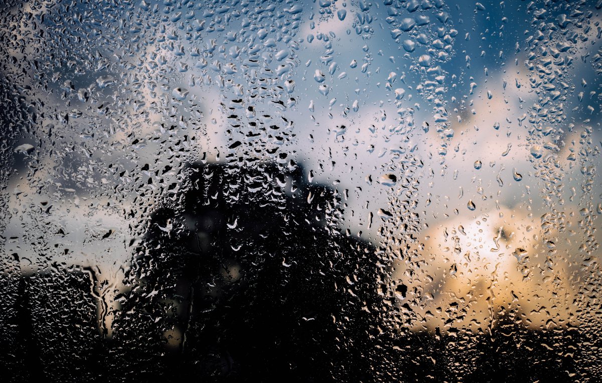 下雨天的玻璃窗户图片