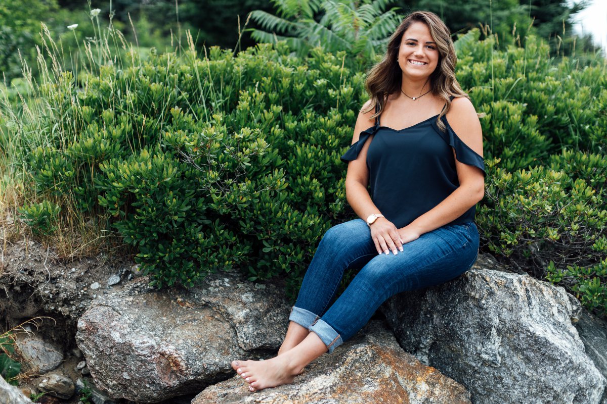 坐到石块上的欧美女人图片