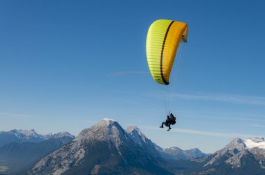 大山动力滑翔伞着陆图片