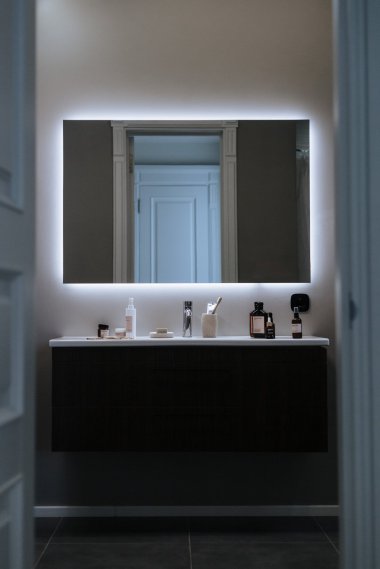 带浴室镜子的淋浴室图片