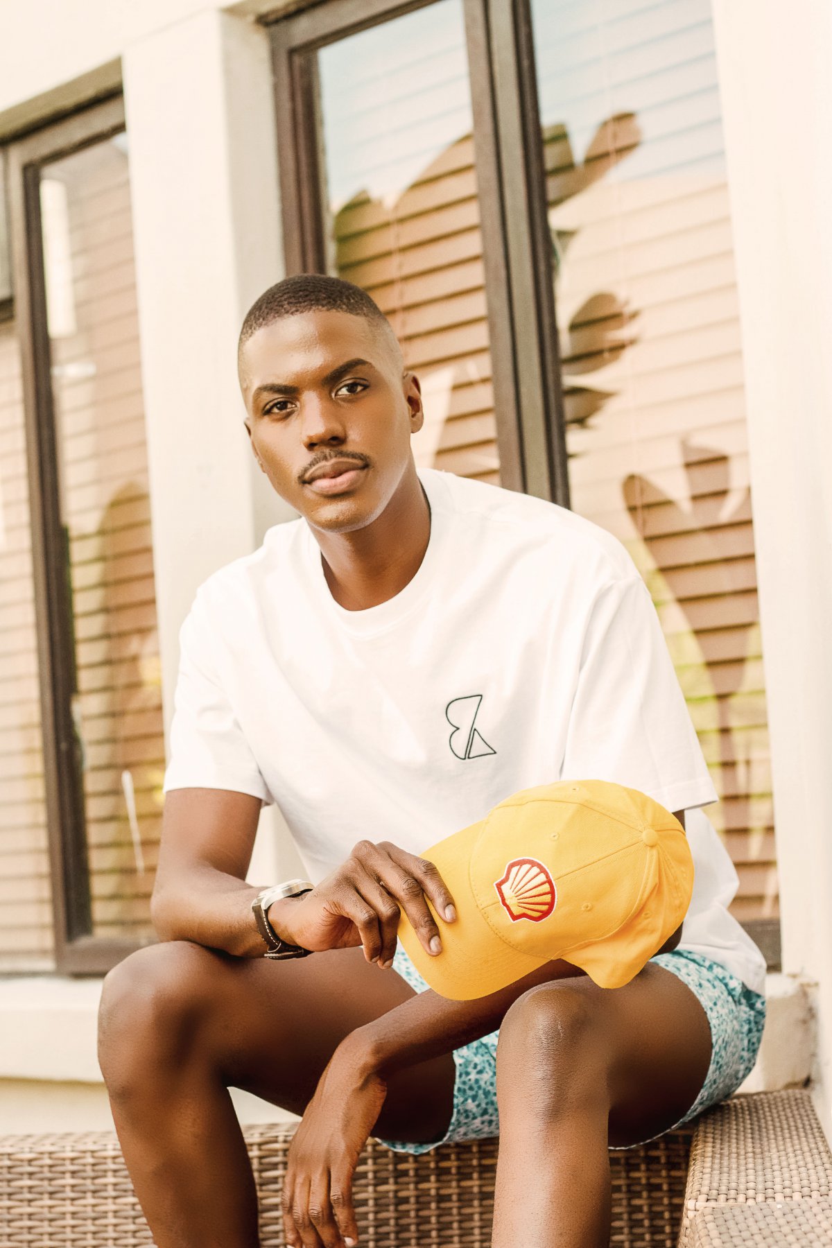 男人手拿棒球帽的图片