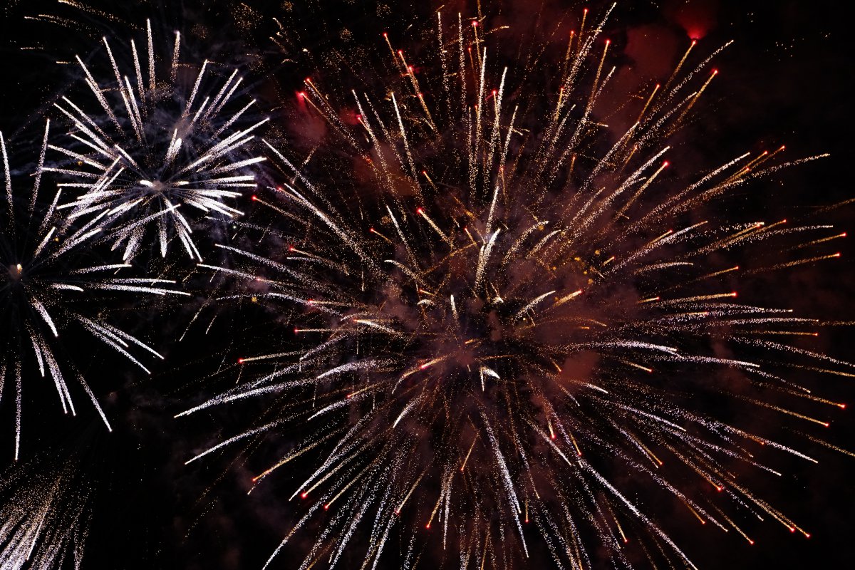 新春除夕夜放烟花图片