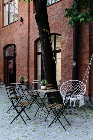 咖啡厅桌椅和秋千吊椅图片