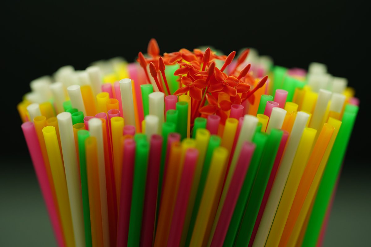 五颜六色的一次性吸管图片