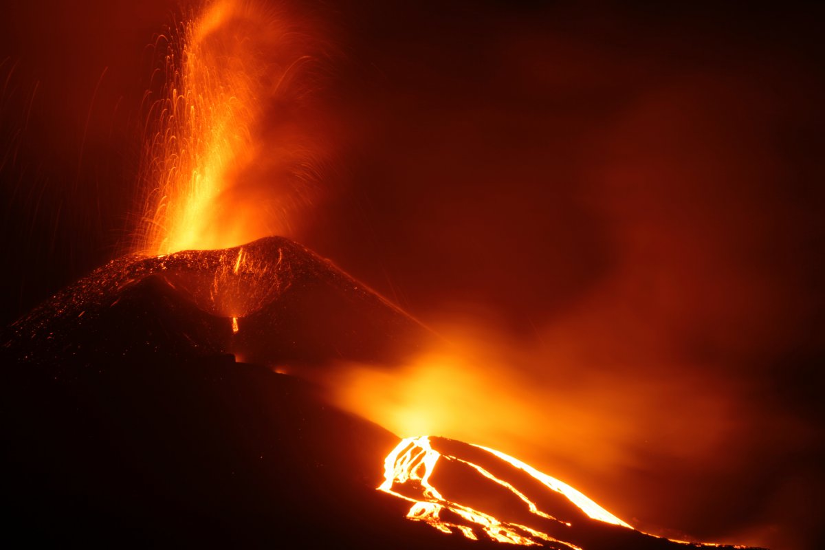 火山爆发后的熔岩图片