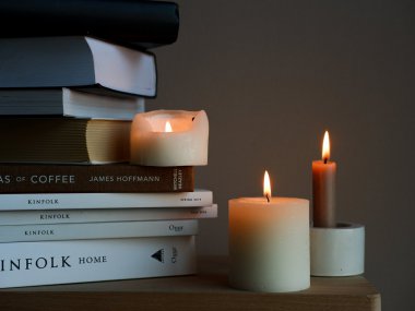 书本和白色焟烛图片