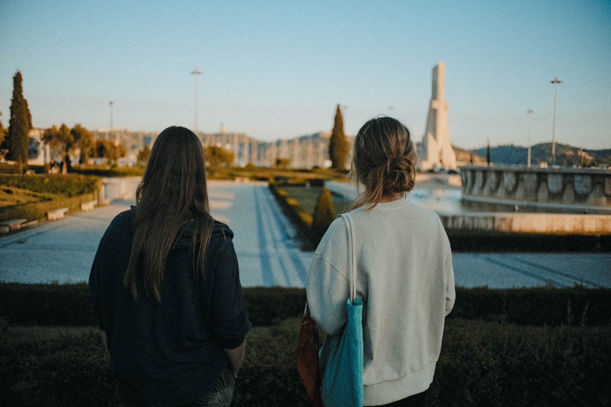 西方女生闺蜜旅游背影图片