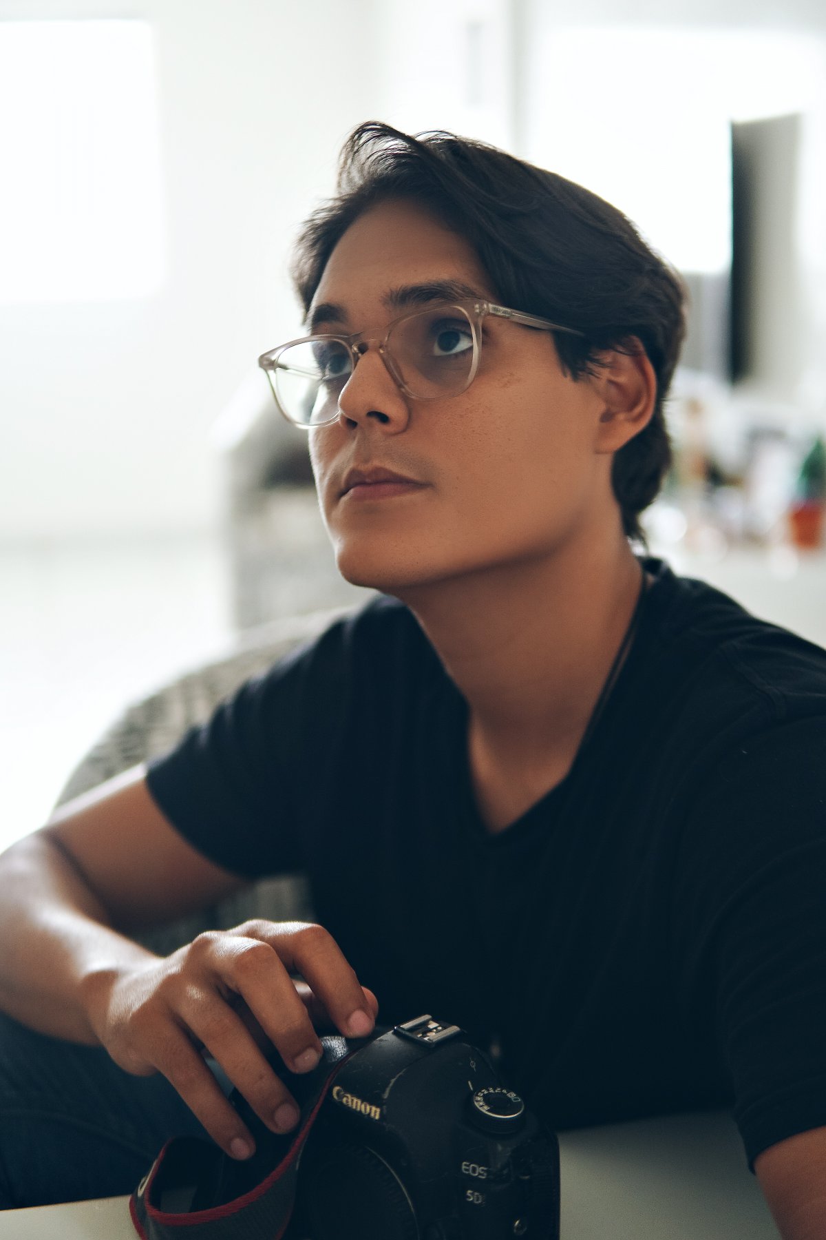 戴眼镜的印尼男人图片