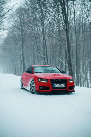 冬季大雪天红色汽车图片