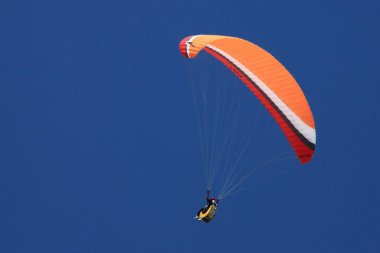 惊险有趣的滑翔伞运动图片